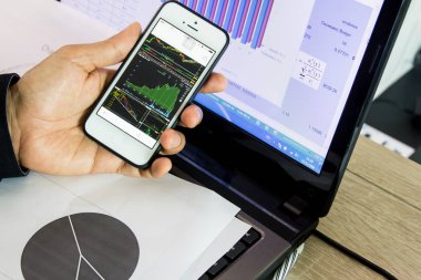 Ofis Masası cep telefonu kullanarak işadamı eller