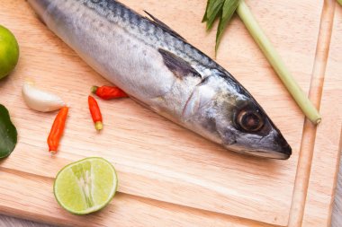 Kesme tahtası üzerinde Balık hazırlamak