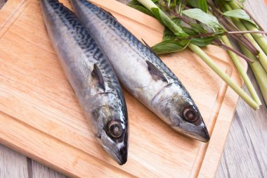 Kesme tahtası üzerinde Balık hazırlamak