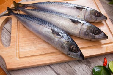 Kesme tahtası üzerinde Balık hazırlamak