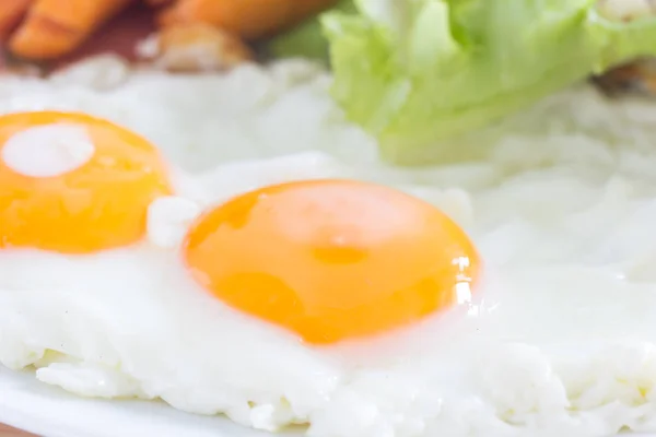 Завтрак с яичницей, беконом, сосисками, тостами и свежим салатом — стоковое фото