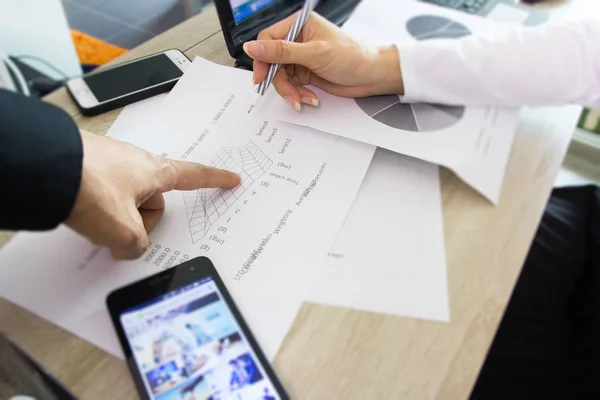 Mannelijke hand wijzend naar het bedrijfsdocument — Stockfoto