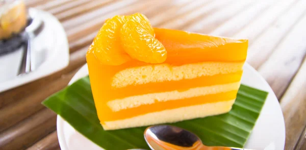 접시에 오랑우탄 케이크 — 스톡 사진