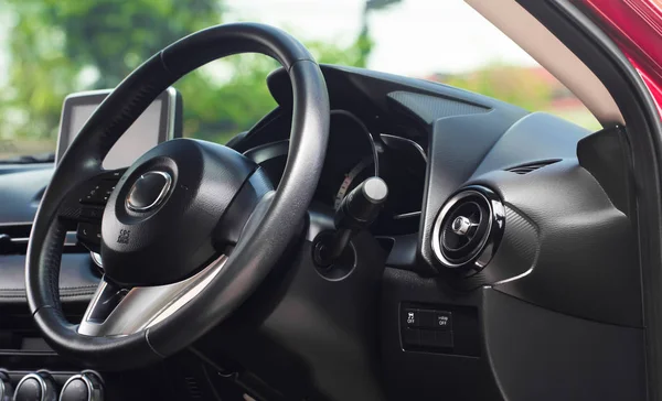 Luxury car Interior - рульове колесо та панель приладів — стокове фото