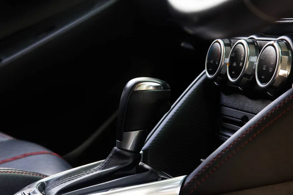 Luxus autó belső - shift kar és a műszerfal — Stock Fotó