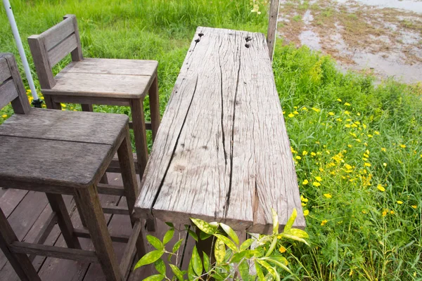 Drewniane krzesło i stół z pięknej przyrody — Zdjęcie stockowe
