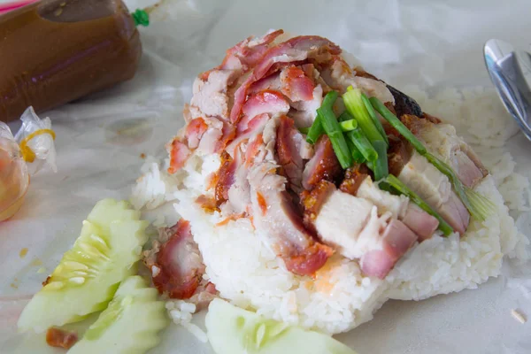Daging babi barbekyu dan daging babi panggang dengan sungai rice.Thai makanan — Stok Foto
