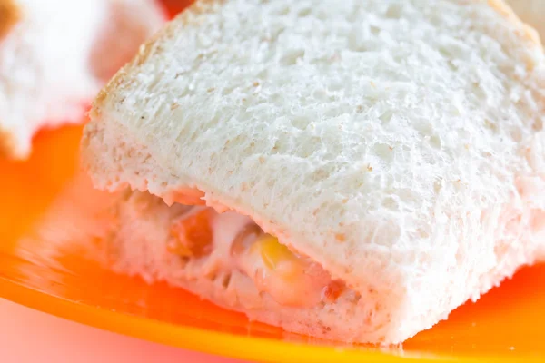 Sandwich de atún en plato —  Fotos de Stock