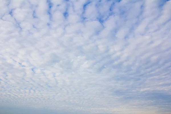 Blauer Himmel mit Wolken — Stockfoto