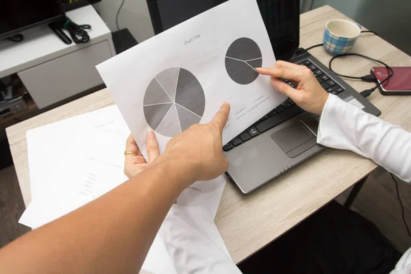 Handen pekar på affärsdokument — Stockfoto