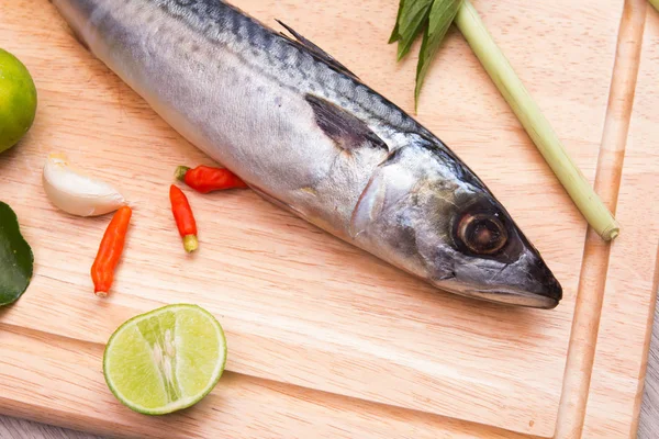 Kesme tahtası üzerinde Balık hazırlamak