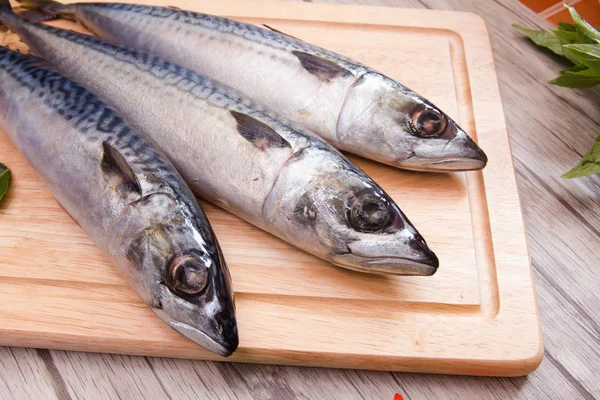 Kesme tahtası üzerinde Balık hazırlamak