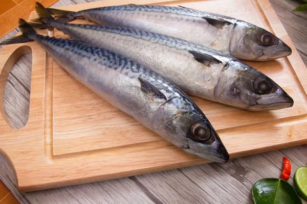 Kesme tahtası üzerinde Balık hazırlamak