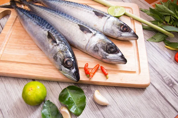 Kesme tahtası üzerinde Balık hazırlamak