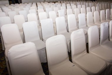 Konferans salonunda sandalyeler