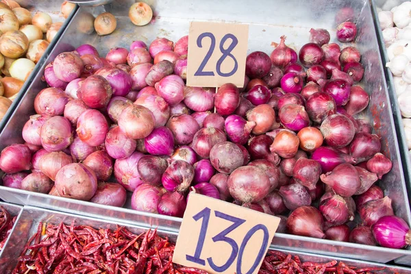 Rödlök i magasin — Stockfoto