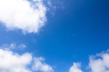 Bulutlu mavi gökyüzü