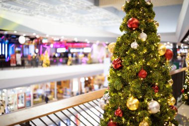 Süslemeli Noel ağacının yakın çekimi 