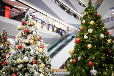 Süslemeli Noel ağacının yakın çekimi 