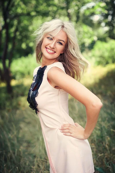 Woman with long blond hair posing in summer park — Stock Photo, Image