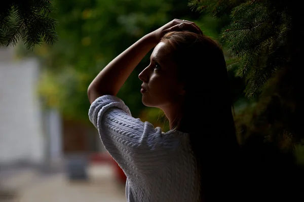 Feliz hermosa joven mujer caminando en la ciudad —  Fotos de Stock