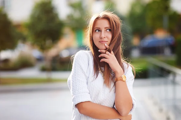 Heureuse belle jeune femme marchant dans la ville — Photo