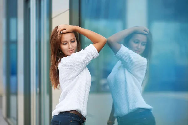 Retrato de mujer de negocios bastante joven cerca del edificio —  Fotos de Stock