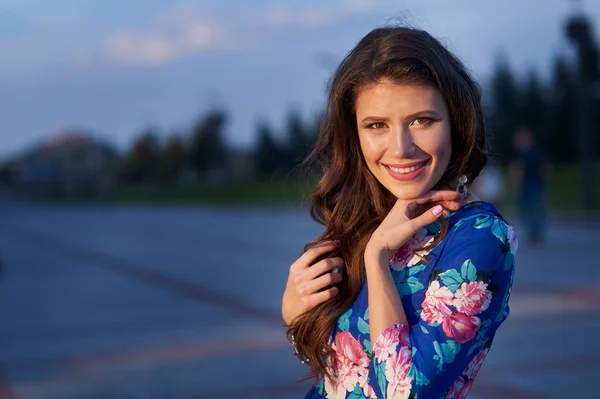 Hermosa mujer romántica en el parque por la noche —  Fotos de Stock