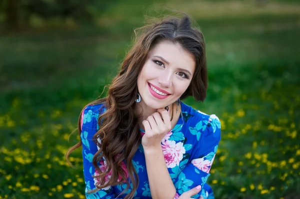 Portrait of young woman rest in the park smiling on the grass — Stock Photo, Image