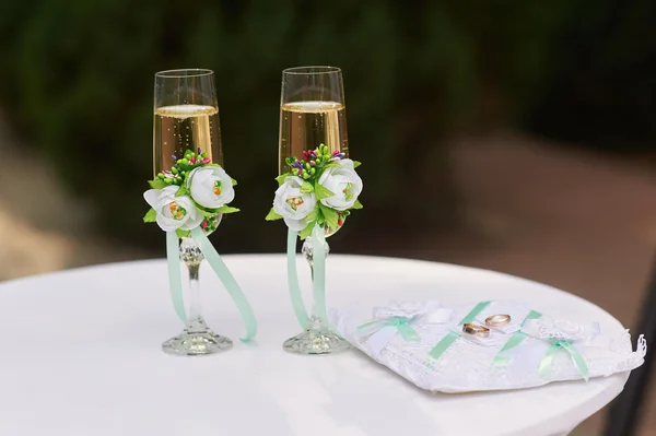 两杯香槟酒为婚礼桌上 — 图库照片