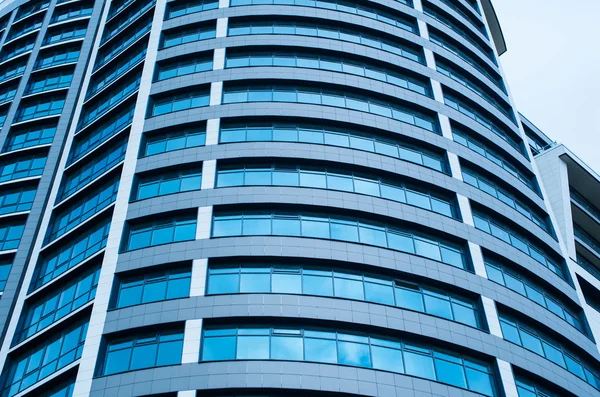 Rascacielos de oficinas de negocios modernos, mirando hacia arriba en los edificios de gran altura en el distrito comercial —  Fotos de Stock