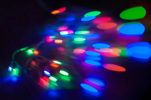 Colorato belle luci di Natale multicolore su uno sfondo nero — Foto Stock