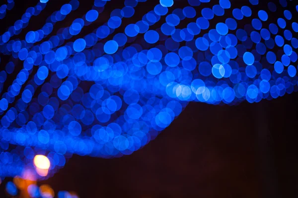 Schöne blaue Weihnachtsbeleuchtung auf schwarzem Hintergrund — Stockfoto
