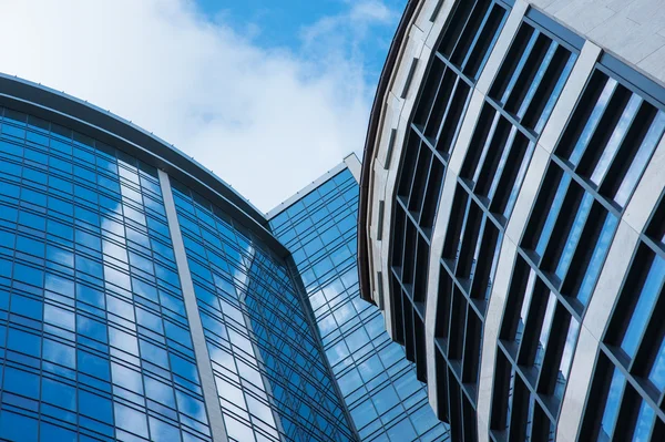 Architettura moderna edifici sfondo esterno. nuvole cielo riflesso nei grattacieli — Foto Stock