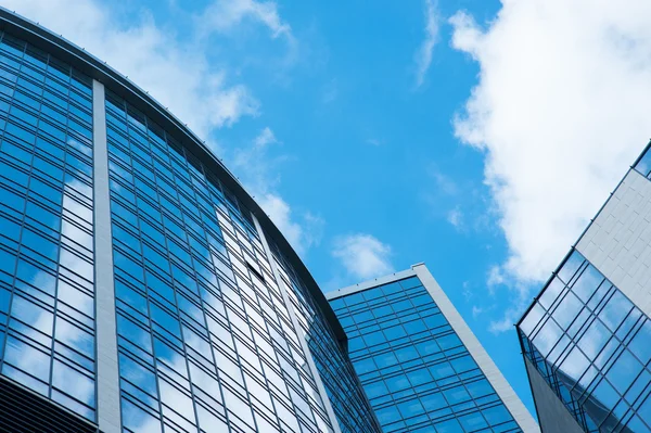 Edificios de arquitectura moderna fondo exterior. nubes cielo reflejo en rascacielos —  Fotos de Stock