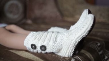 kanepede örme beyaz çoraplı kadın bacakları