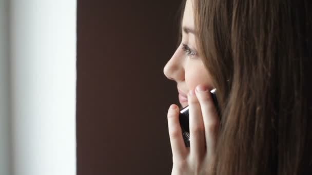 Ung affärskvinna talar på mobiltelefon på kontoret hallen — Stockvideo