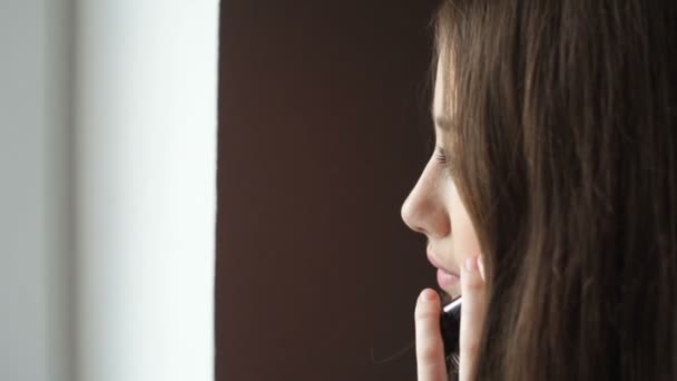 Młoda kobieta interesu rozmowy na telefon komórkowy na korytarzu urzędu — Wideo stockowe