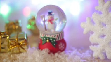 oyuncak kardan adam ve büyük bir kar tanesi Noel arka planı için