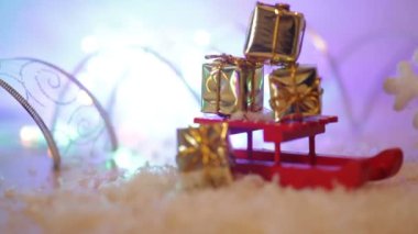 Noel arka plan kırmızı kar taneleri ile oyuncak kızak