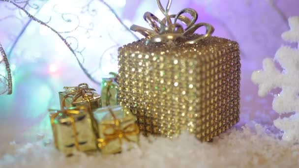 Golden Christmas confine regalo con regali di lusso decorativi su uno sfondo in oro strutturato — Video Stock