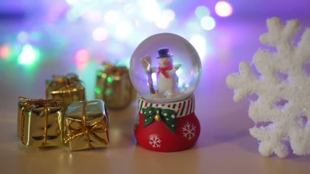 Oyuncak kardan adam ve büyük bir kar tanesi Noel arka planı için — Stok video