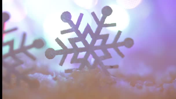 Fondo de Navidad con copos de nieve y juguete grande — Vídeo de stock