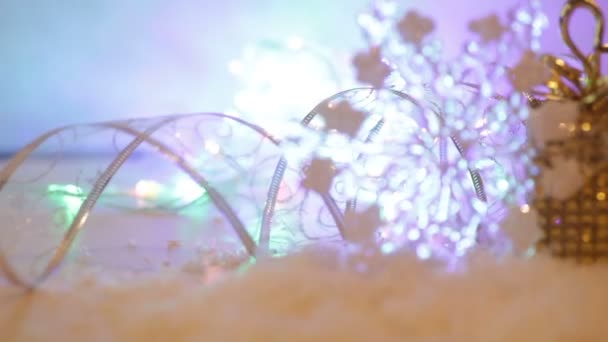 Fond de Noël avec flocons de neige et grand jouet 