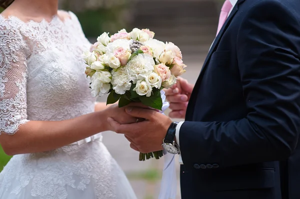 Bride and groom holding hands in wedding day — Stock Photo, Image