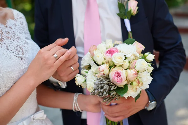 Наречений і наречений тримають руки в день весілля — стокове фото