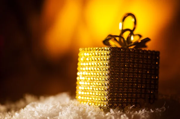 Gold Box Geschenke für Weihnachten bunten Hintergrund — Stockfoto