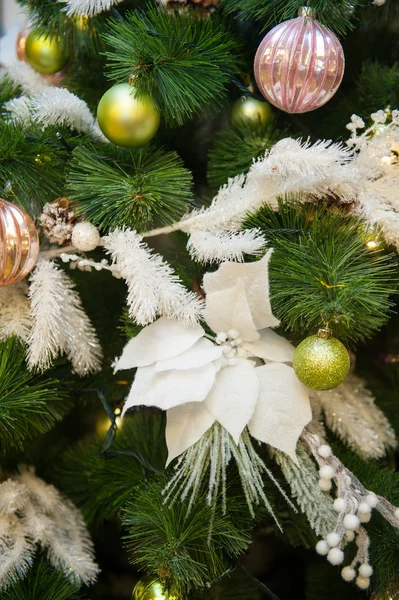 Composizione natalizia con palline e decorazione su abete — Foto Stock