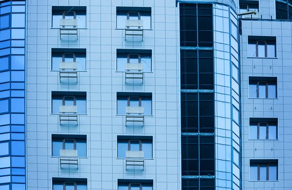 Ventanas de vidrio de edificio de varios pisos e iluminación de oficinas de acero — Foto de Stock