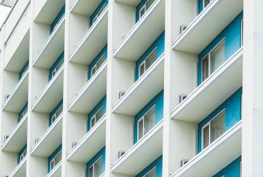 Modern iş bürosu gökdelenleri, ticaret bölgesindeki yüksek binalara bakıyor.